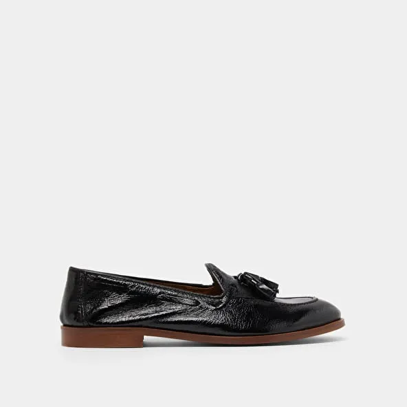 Round toe loafers with pompons in black pleated patent