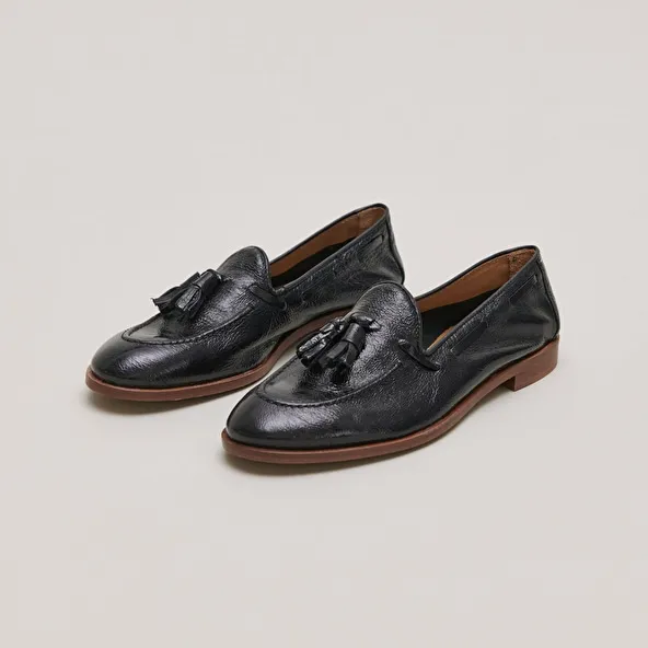 Round toe loafers with pompons in black pleated patent