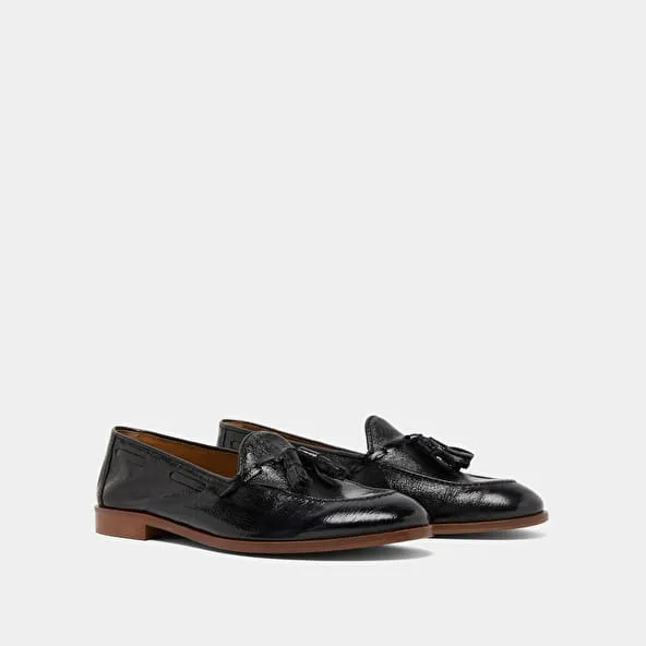 Round toe loafers with pompons in black pleated patent