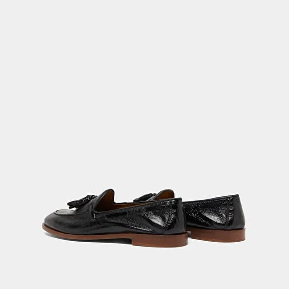 Round toe loafers with pompons in black pleated patent