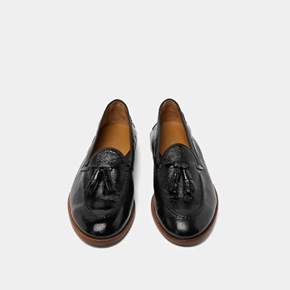 Round toe loafers with pompons in black pleated patent