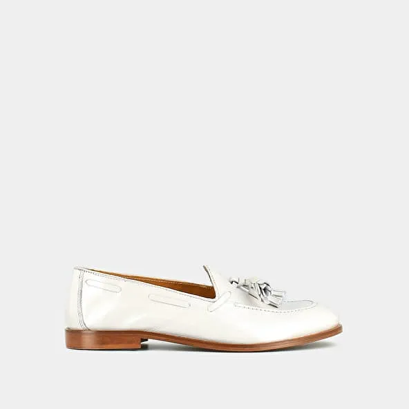 Round toe loafers with pompons in pleated patent ecru