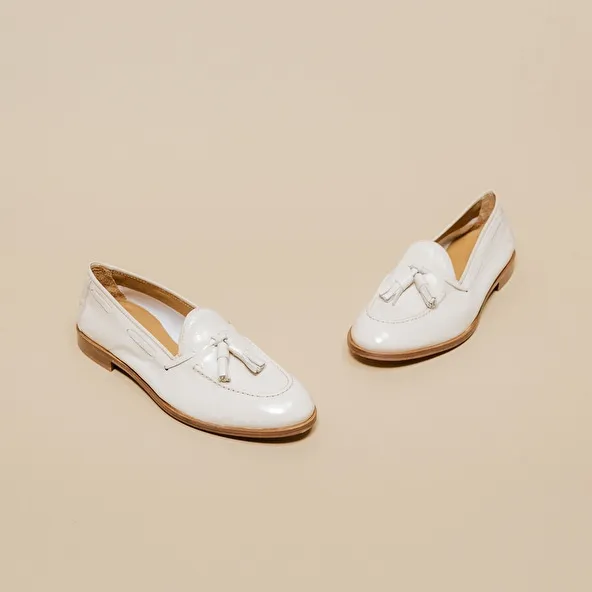 Round toe loafers with pompons in pleated patent ecru