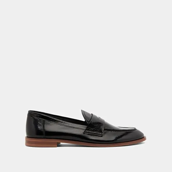 Round-toed loafers in black shiny leather