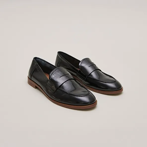 Round-toed loafers in black shiny leather