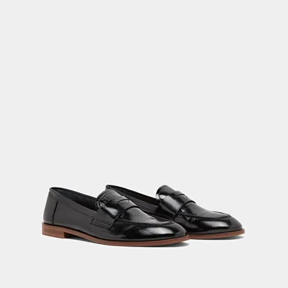 Round-toed loafers in black shiny leather