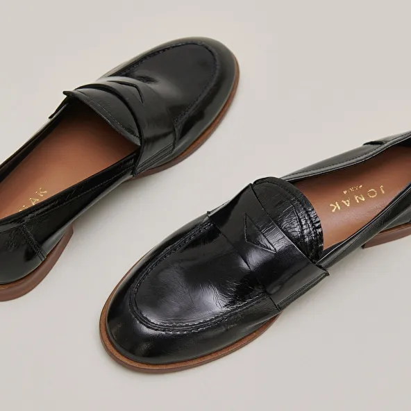 Round-toed loafers in black shiny leather