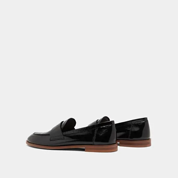 Round-toed loafers in black shiny leather