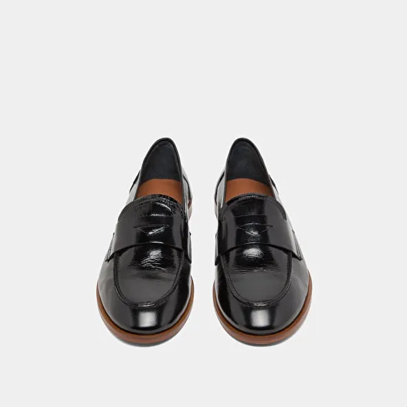 Round-toed loafers in black shiny leather