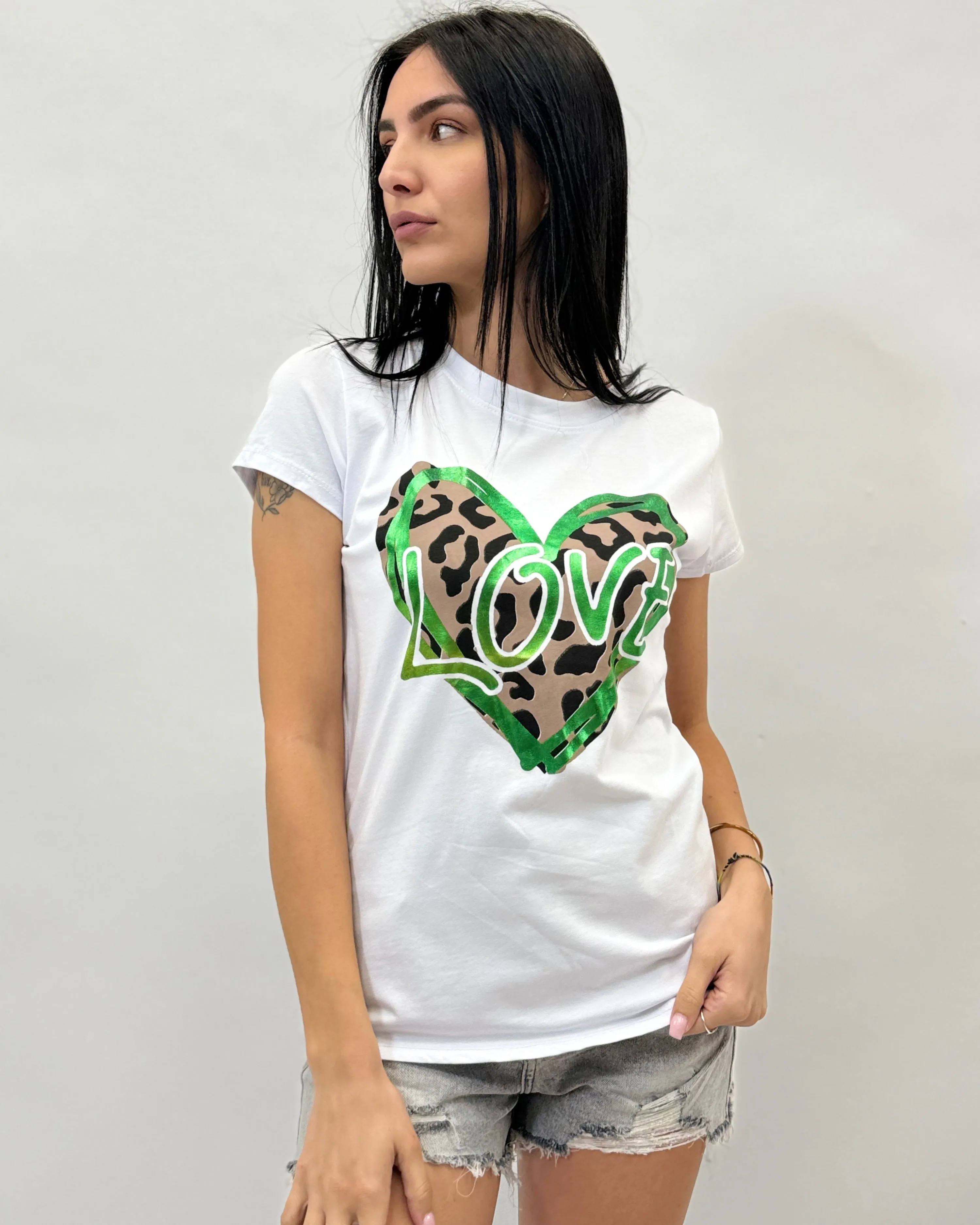 T-shirt con cuore animalier con scritta LOVE