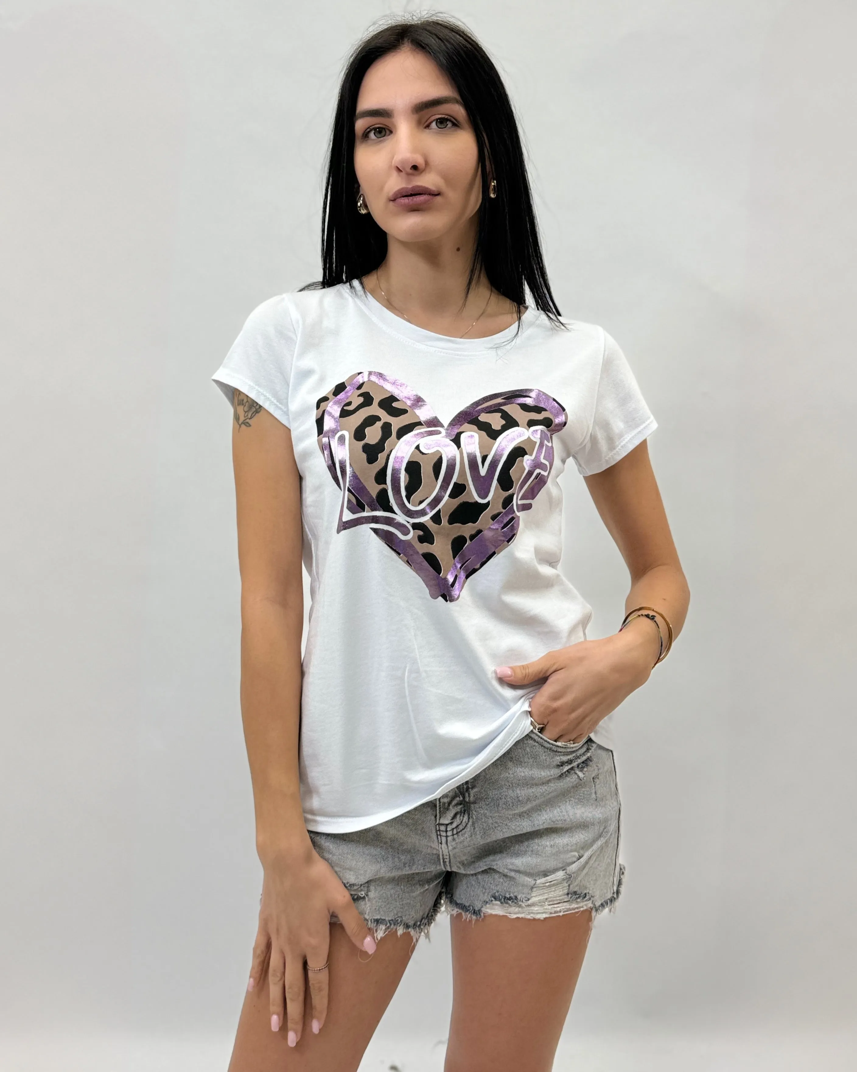 T-shirt con cuore animalier con scritta LOVE