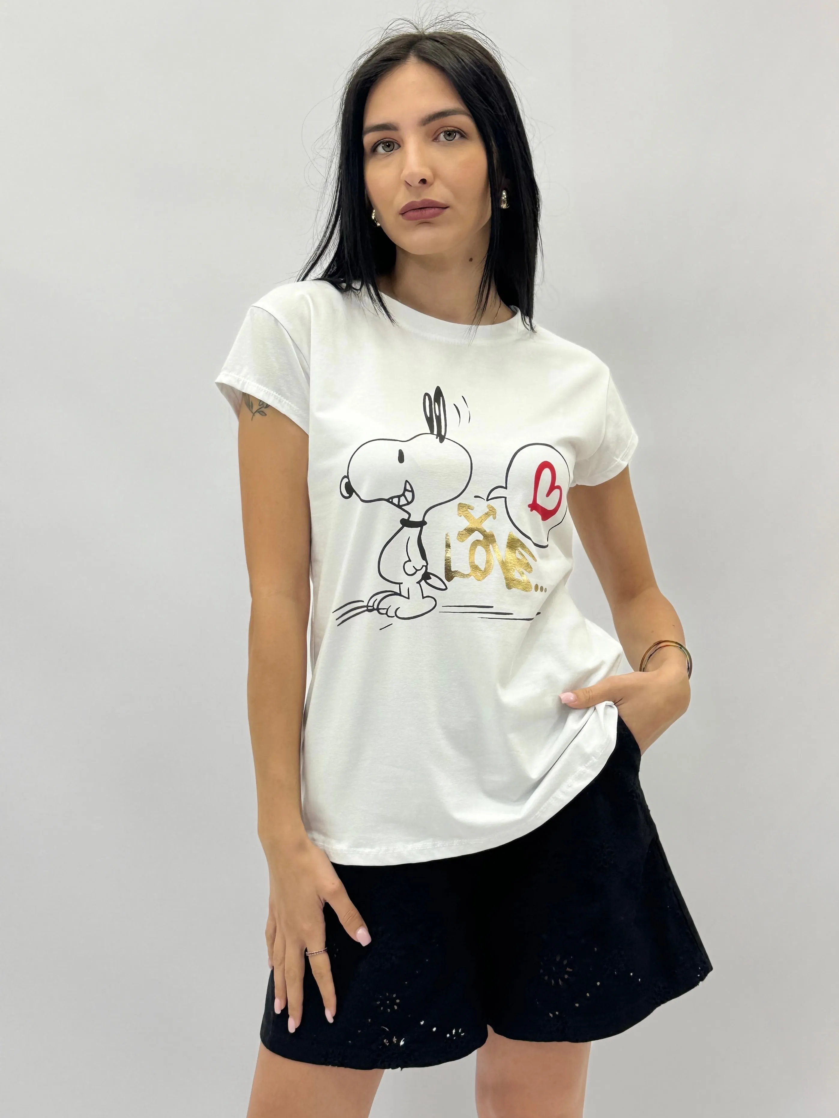 T-shirt con fantasia e scritta